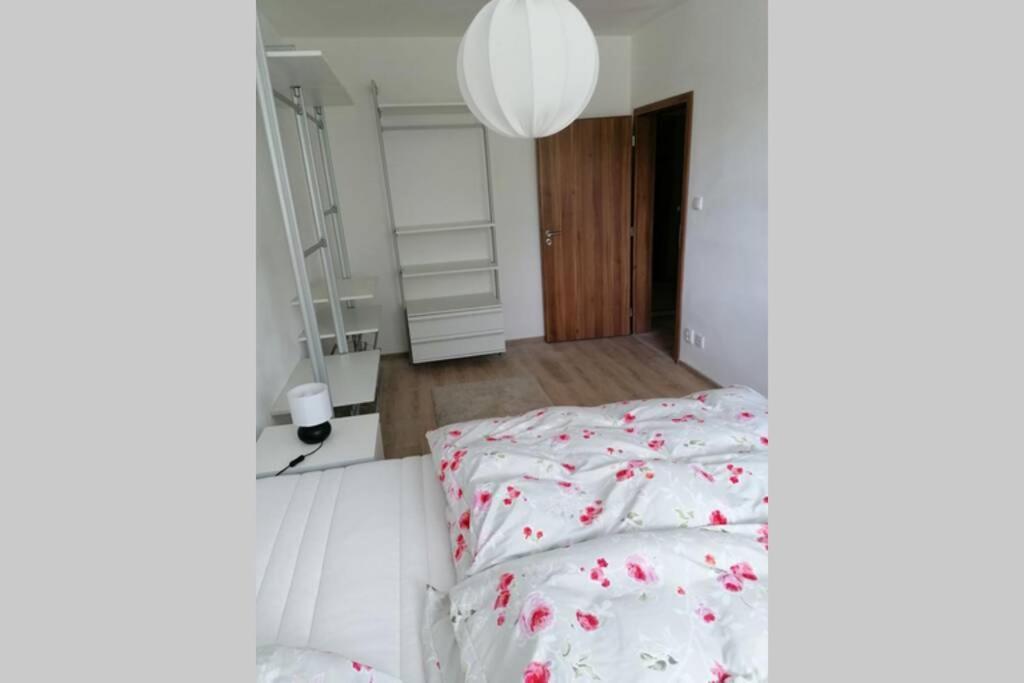 Apartman Blizko Hlavnej Stanice A Centra Mesta บาร์เจโอ ภายนอก รูปภาพ